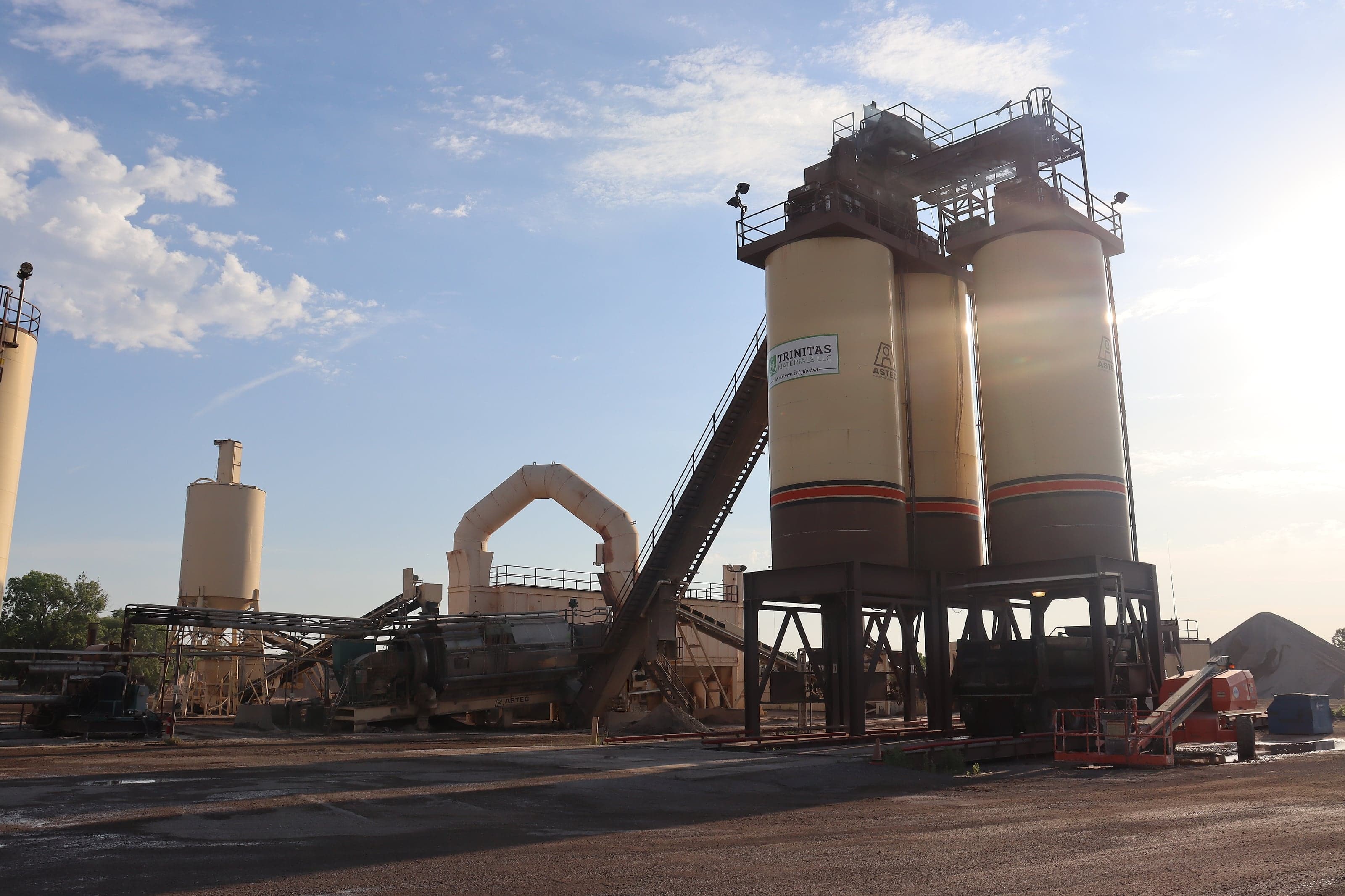 Trinitas hot-mix storage silos