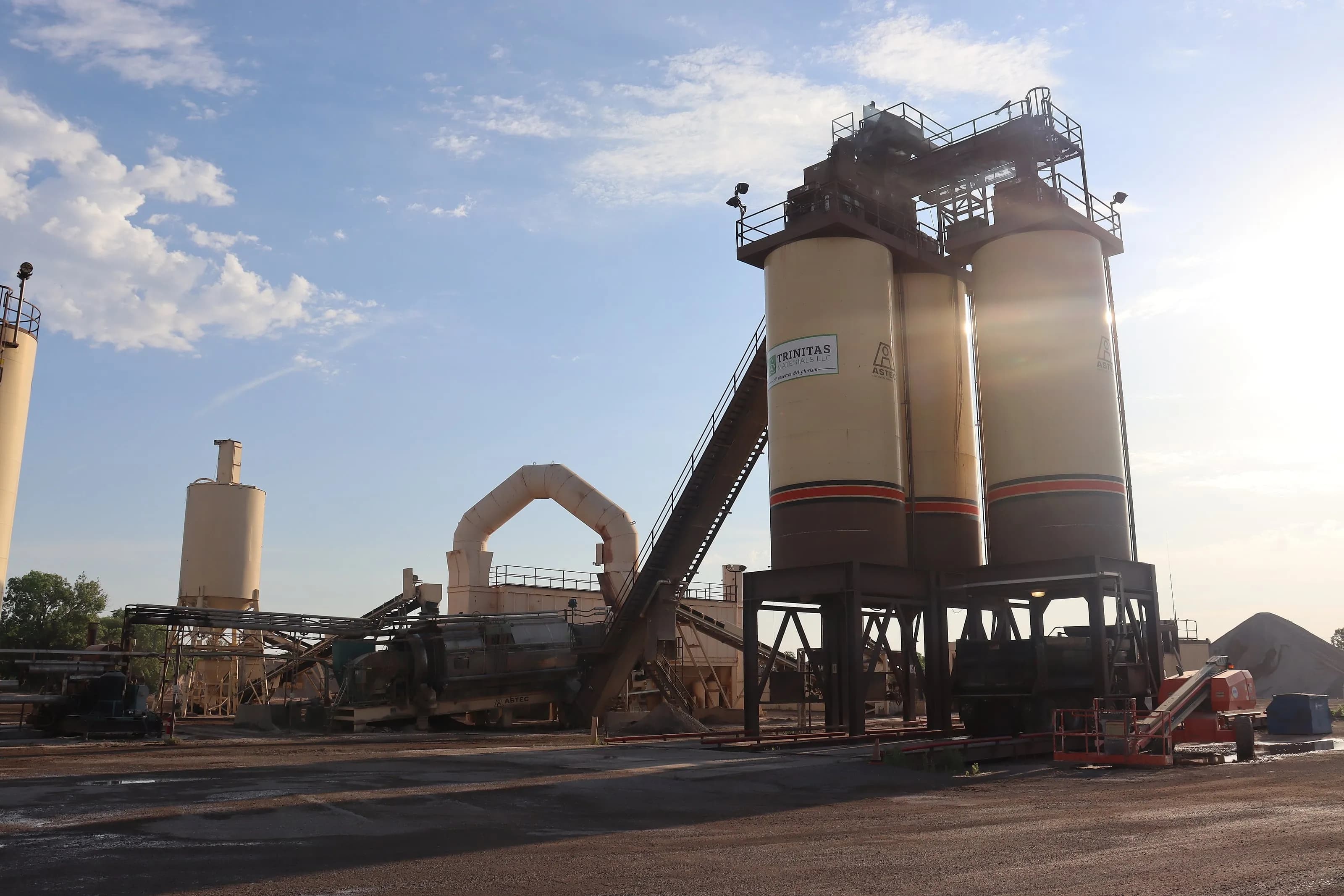 Trinitas hot-mix storage silos