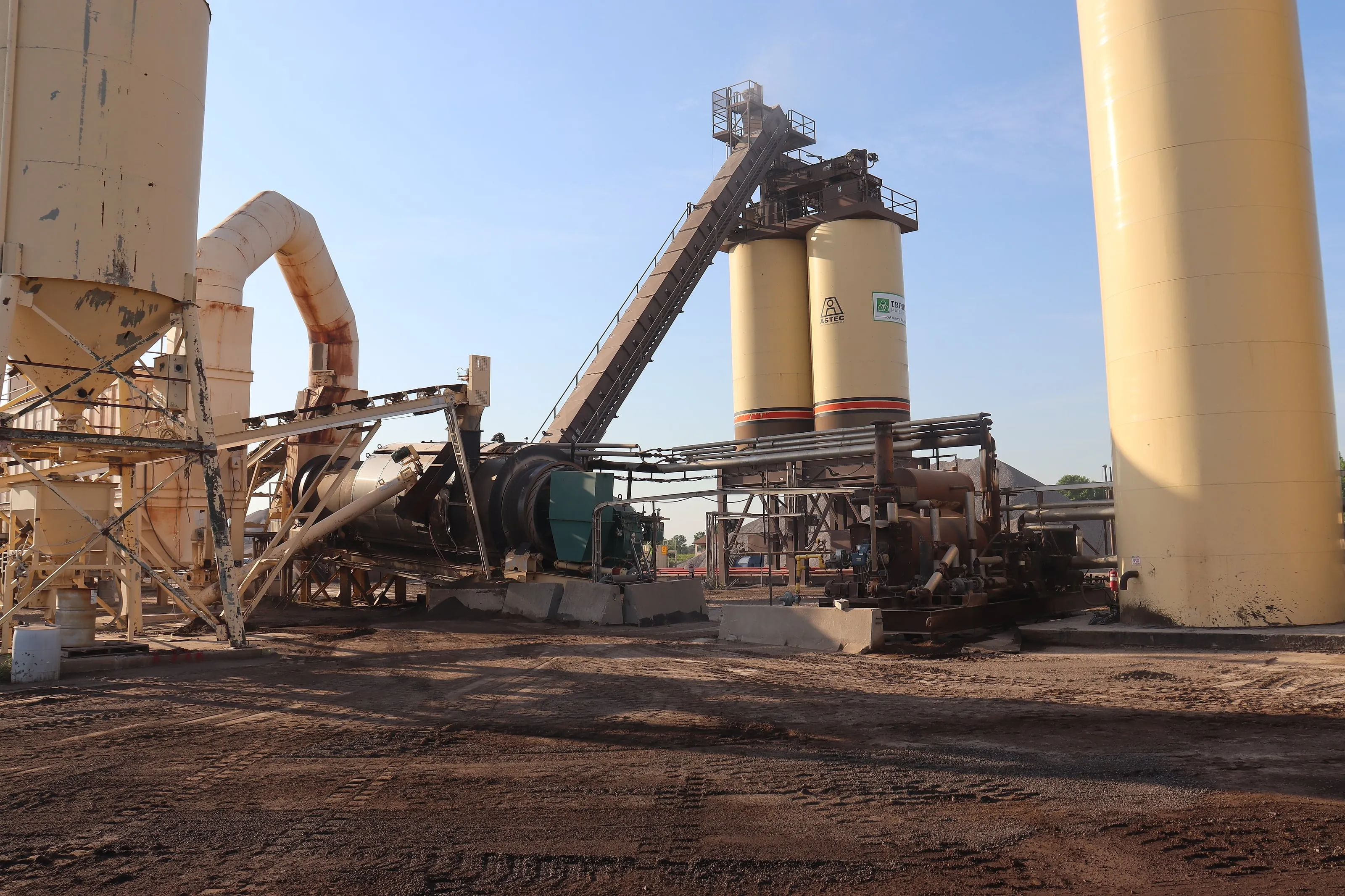 Drum plant and hot-mix silos at the Trinitas yard